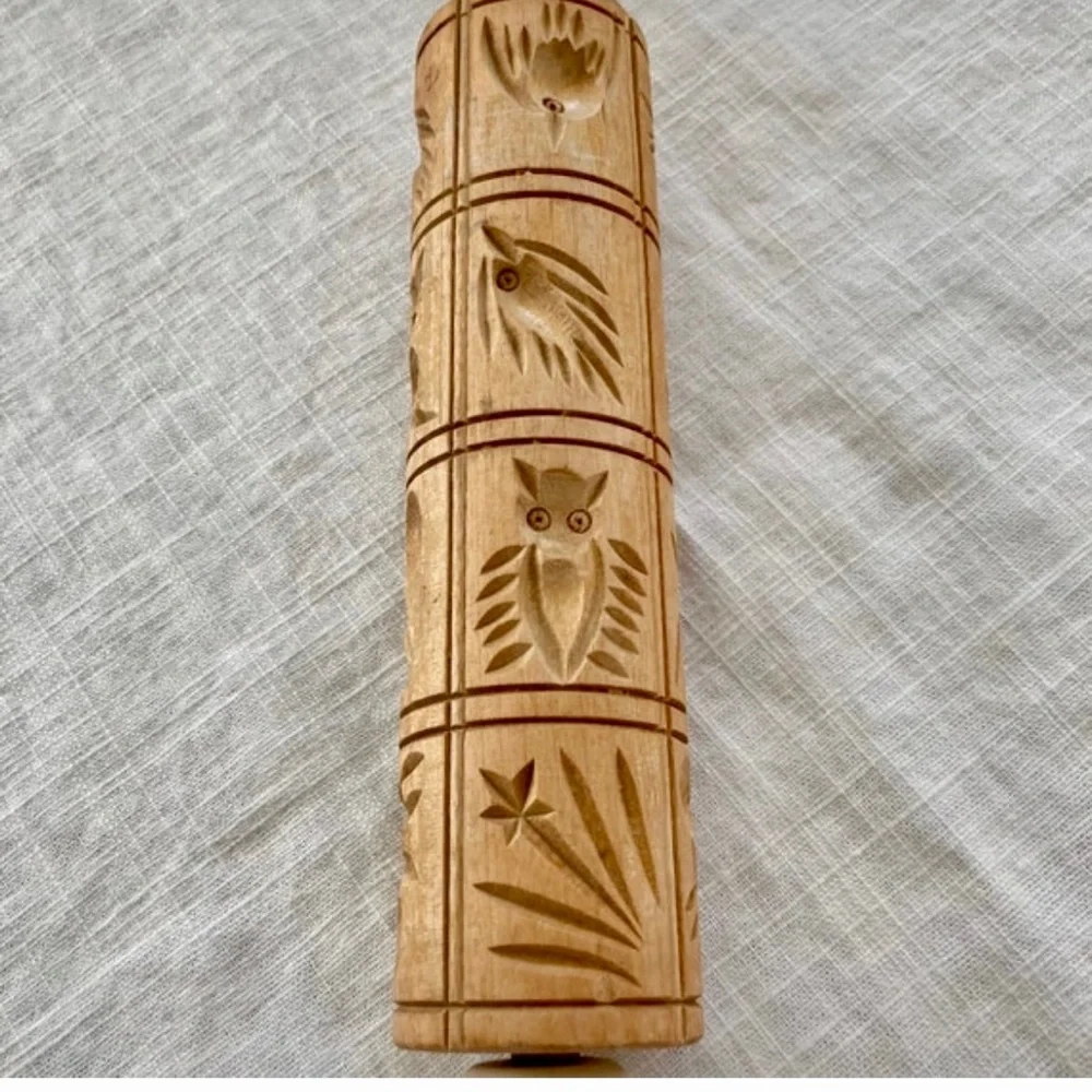 Vintage embossing spingerie folk art rolling pin.